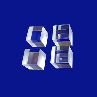 Représentation allumant le prisme en verre optique pour le dispositif d'instruments